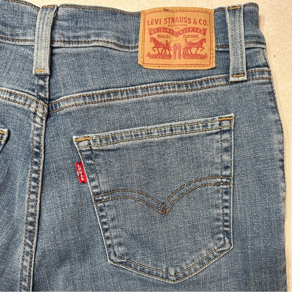 Levi 724 High Rise Straight Women’s Jeans, Wondrous Time Medium Blue Wash, 28x30 - Picture 7 of 7